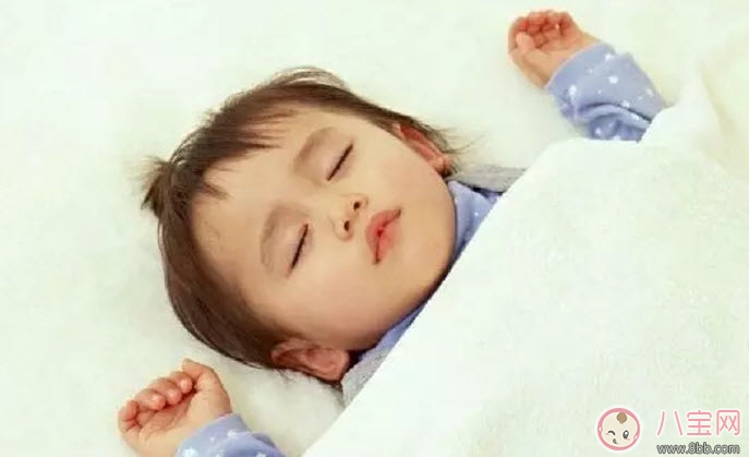 秋天給寶寶蓋被子有哪些注意事項 秋天給孩子穿衣蓋被注意三暖三涼