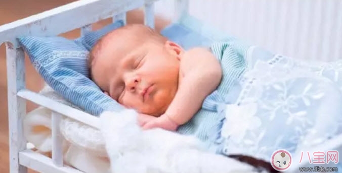 秋天給寶寶蓋被子有哪些注意事項 秋天給孩子穿衣蓋被注意三暖三涼