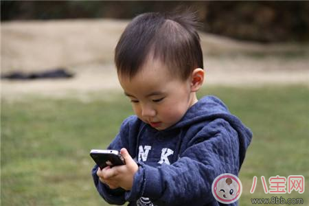 孩子喜歡玩手機怎么辦   怎么讓孩子正確使用手機