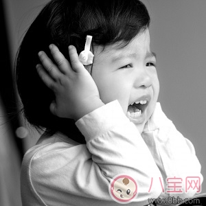 危險！電影院座椅會“吃”小孩 家長應抱著孩子觀影