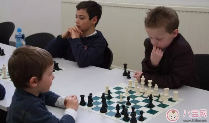 孩子學(xué)下棋的最佳年齡 孩子學(xué)象棋圍棋國(guó)際象棋哪種好