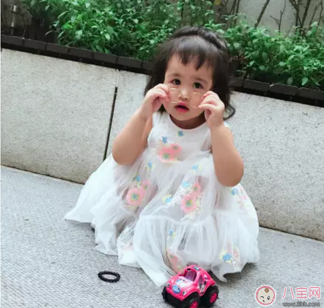 包貝爾罵哭女兒，只因她亂扔東西！怎么管才好？