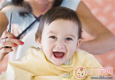 夏季給寶寶理發(fā)的技巧 給寶寶理發(fā)的正確手法